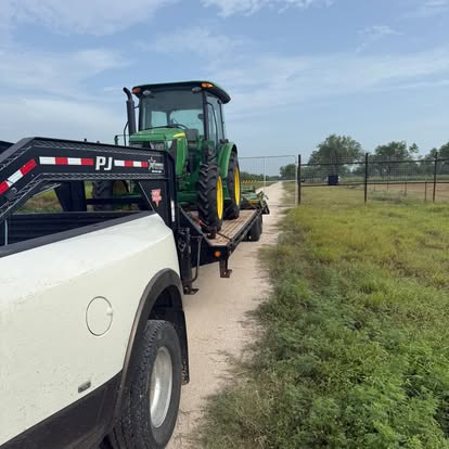 Tractor and shredder loaded on the gooseneck